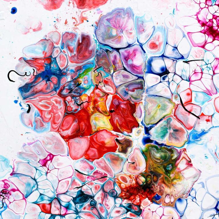 Indret med kunst med moderne abstrakt motiv i klare farver og tydeligt format